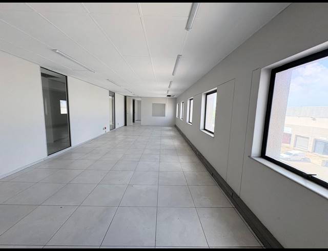 1,120M² OFFICE TO LET IN VORNA VALLEY